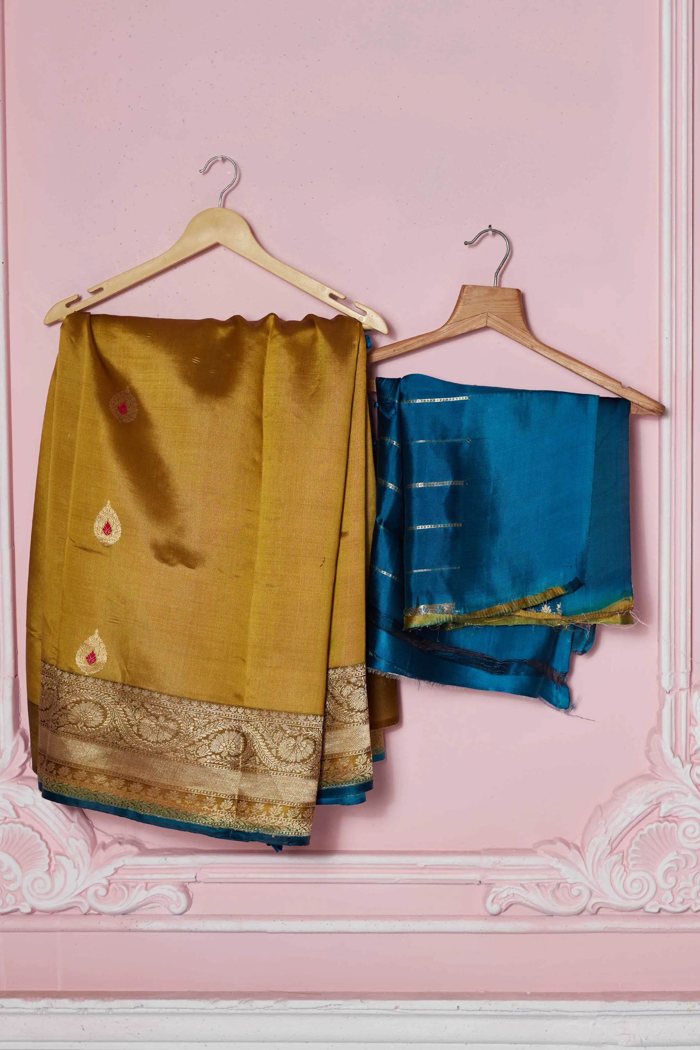 92A242 Golden Banarasi Saree With Zari Minakari Buta